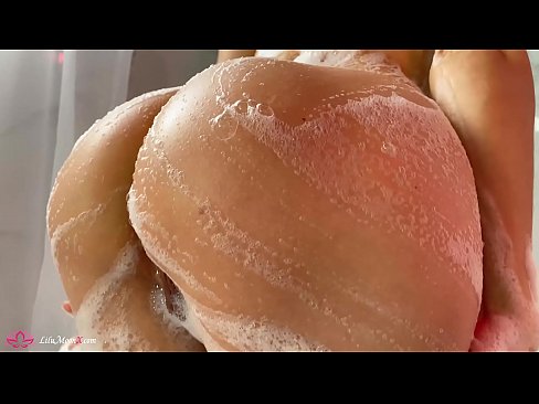 ❤️ Brunetka masturbira pičko z vibratorjem do intenzivnega orgazma pod tušem Seks na sl.classicmebel21.ru